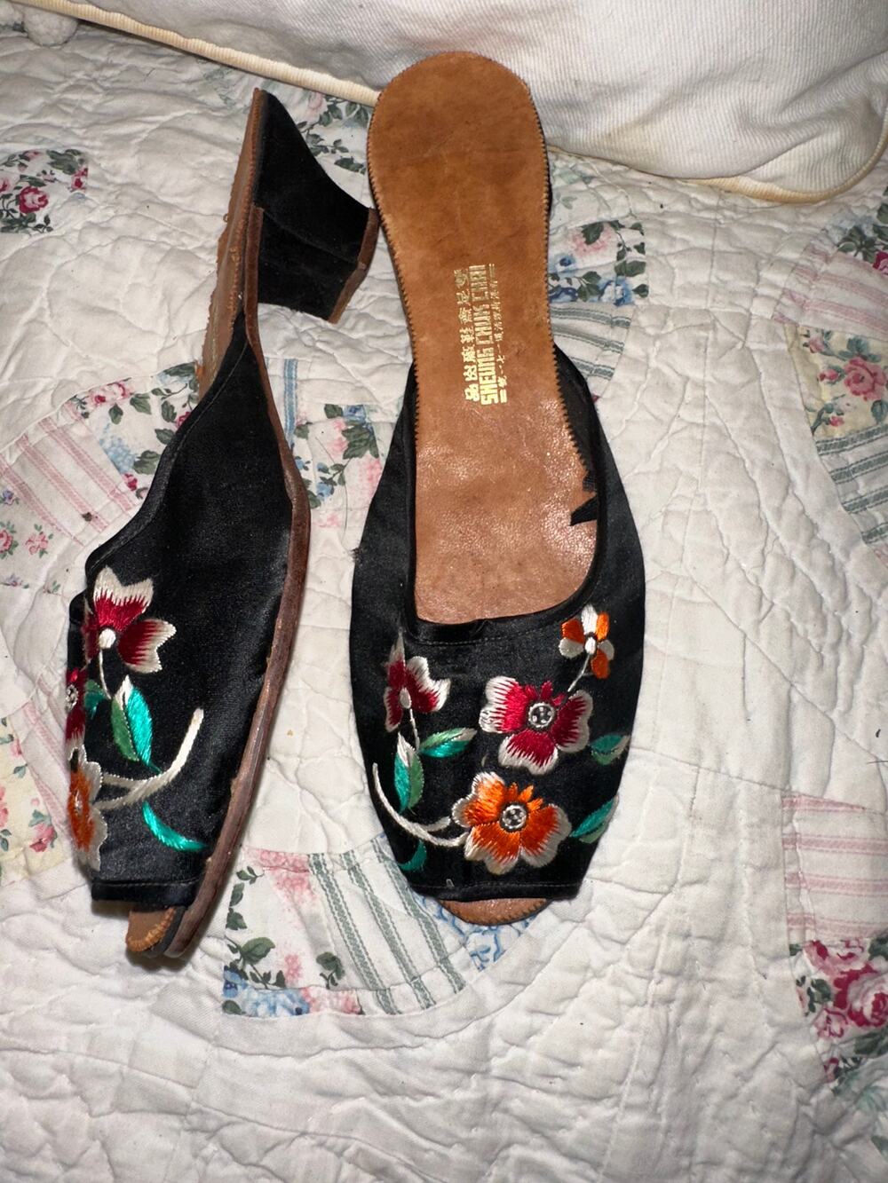 VINTAGE 1930's SHEUNG CHUK CHAI FLORAL EMBROIDERED SILK MULES/SLIDES 2" HEEL
